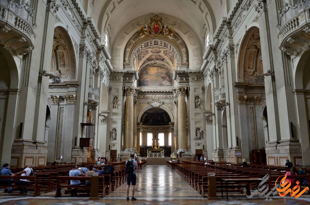 معماری کلیسای سن پیترو بولونیا ترکیبی از سبک‌های رنسانس و باروک است.