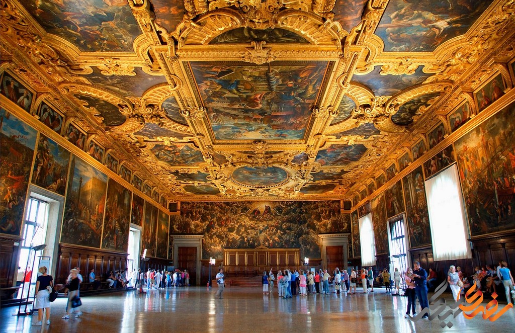 تالار بزرگ کاخ با نقاشی‌های دیواری و سقفی اثر هنرمندان بزرگی چون تینتورتو و ورونزه، یکی از مکان‌هایی است که نباید از دست داد. 
