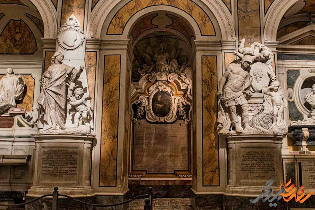 درون کلیسای سانسورو ناپل میزبان آثار هنری برجسته‌ای از هنرمندان مشهوری چون کاراواجو، جورجونه و تیتیان است. 