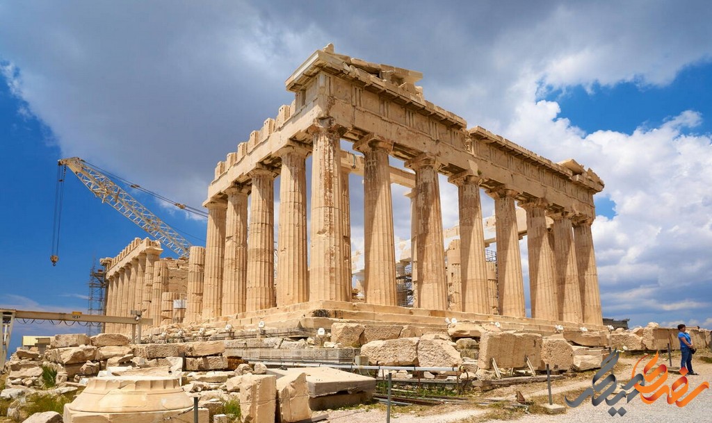 معماری این بنا به سبک کلاسیک یونانی است که شامل ستون‌های طراحی شده با دقت فراوان، گچ‌بری‌های زیبا و ساختمان‌های مجلل می‌باشد.