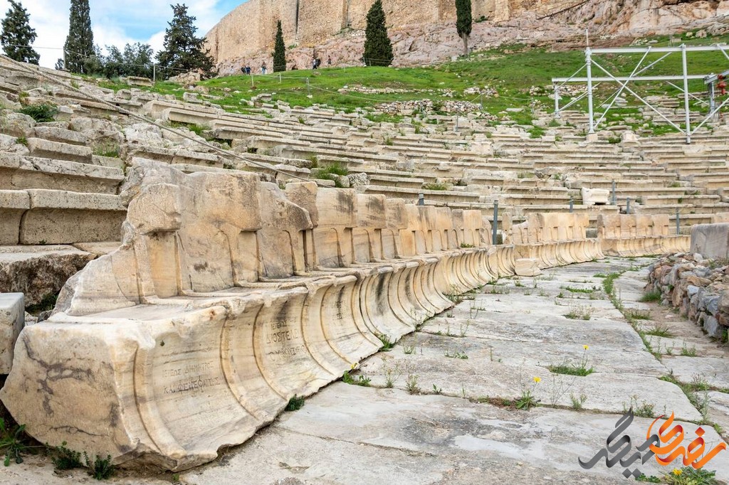 تئاتر دیونیسوس در طول تاریخ آسیب‌های زیادی دیده است، اما با تلاش‌های مداوم برای حفاظت و مرمت، هنوز هم ایستادگی می‌کند.