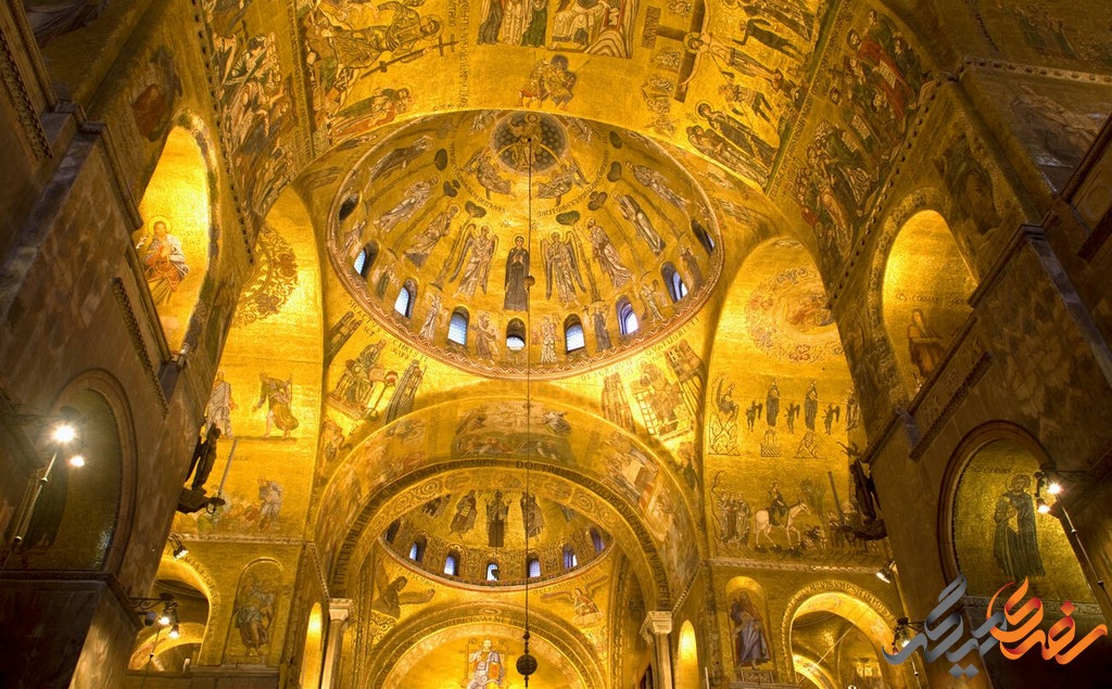 معماری کلیسای سن مارکو Basilica di San Marco ترکیبی است از سبک‌های معماری بیزانسی، رومی و گوتیک.