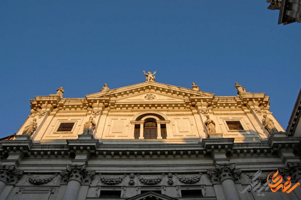  این کلیسا که در قلب شهر قدیمی ونیز و در نزدیکی میدان سن مارکو قرار دارد، با معماری منحصر به فرد و غنی از هنر رنسانس، نمونه‌ای کم‌نظیر از ترکیب هنر و مذهب است. 