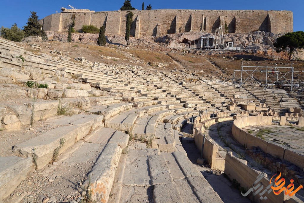 در تئاتر دیونیسوس، آثار بزرگی از نمایشنامه‌نویسانی چون اسخیلوس، سوفوکلس، و اوریپیدس به اجرا درآمده‌اند.