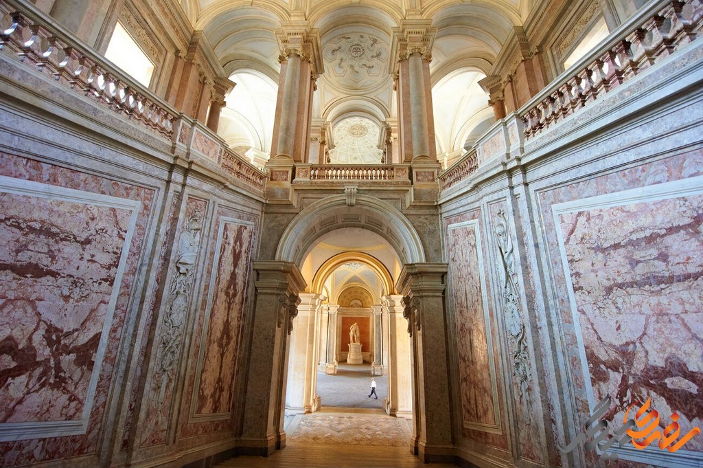 کاخ کازرتا یکی از زیباترین و معروف‌ترین قصرهای ایتالیا و جهان است که در شهر ناپل واقع شده است.