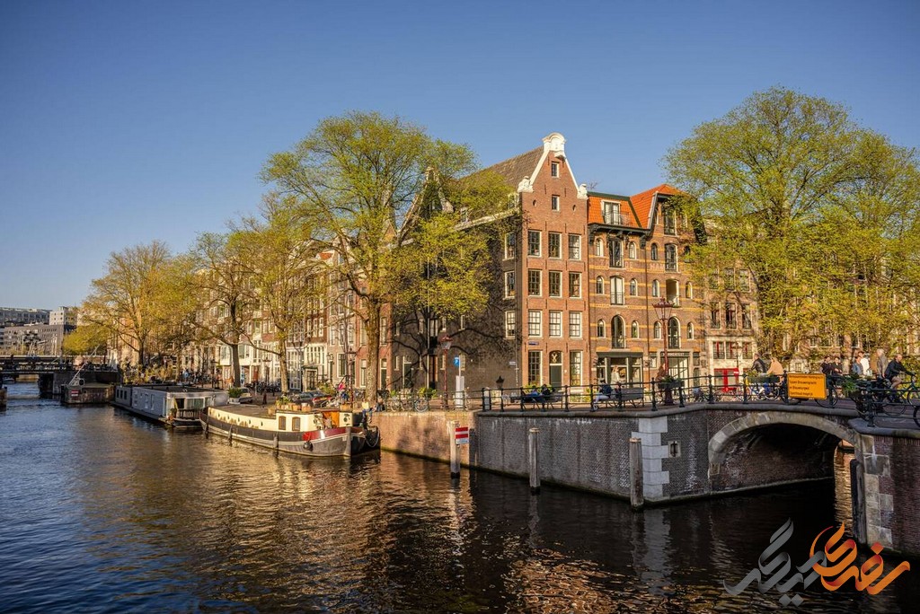 بازدید از این کانال نه تنها فرصتی برای تجربه زندگی و فرهنگ هلندی است، بلکه امکانی برای کسب اطلاعات بیشتر درباره تاریخ شهر و توسعه‌ی آن را نیز فراهم می‌آورد