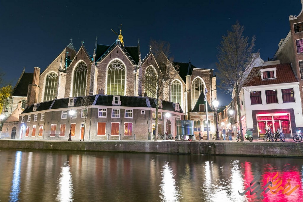 کلیسای دِ اود کرک آمستردام یکی از قدیمی‌ترین و بزرگ‌ترین کلیساهای شهر آمستردام است که در قلب منطقه تاریخی شهر واقع شده است.