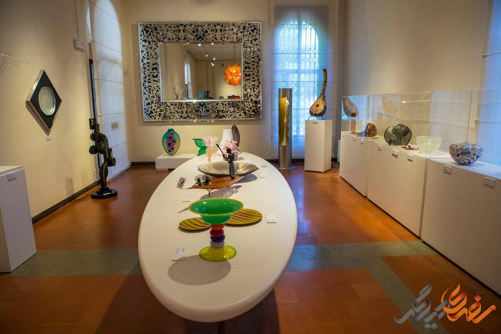 موزه شیشه و کریستال دارای بیش از 3000 قطعه از انواع شیشه و کریستال‌های گرانبها و زیبا است.