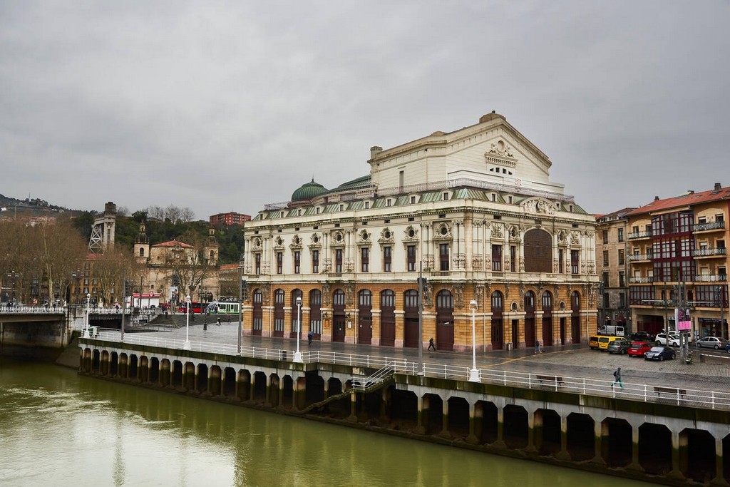 معماری این تئاتر Teatro Arriaga ترکیبی از سبک‌های نئوکلاسیک و بازسازی است که به دست معمار معروف اسپانیایی، خواکین روکامورا، طراحی شده است.
