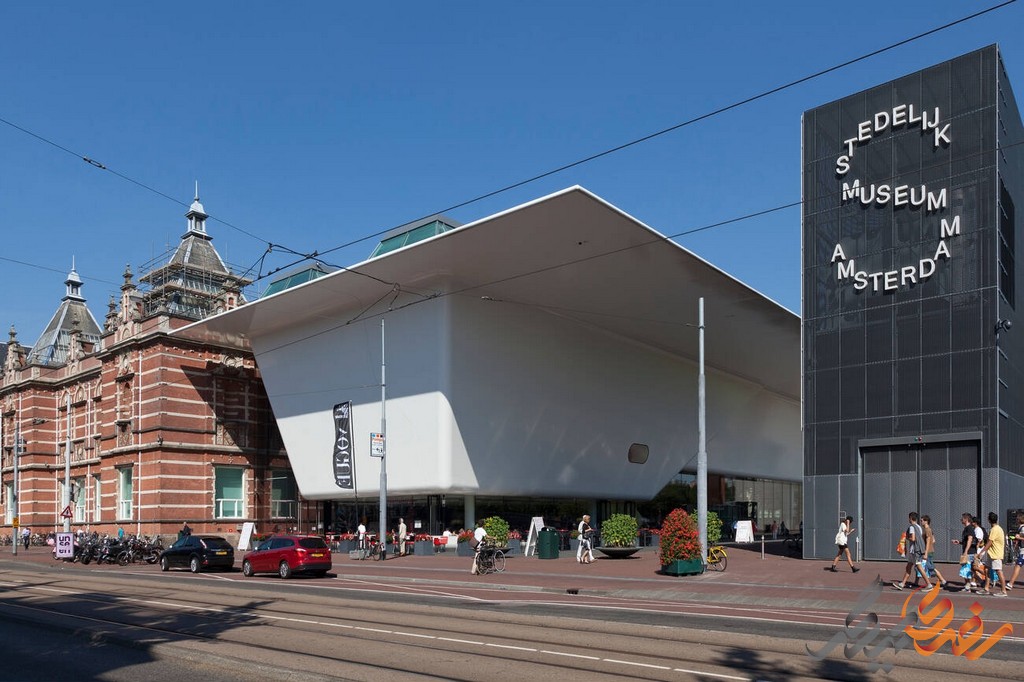 موزه اشتدلیک در منطقه ای خوش آب و هوا و دیدنی آمستردام قرار گرفته و با معماری مدرن و خیره‌کننده خود، به یکی از نمادهای این شهر تبدیل شده است. 