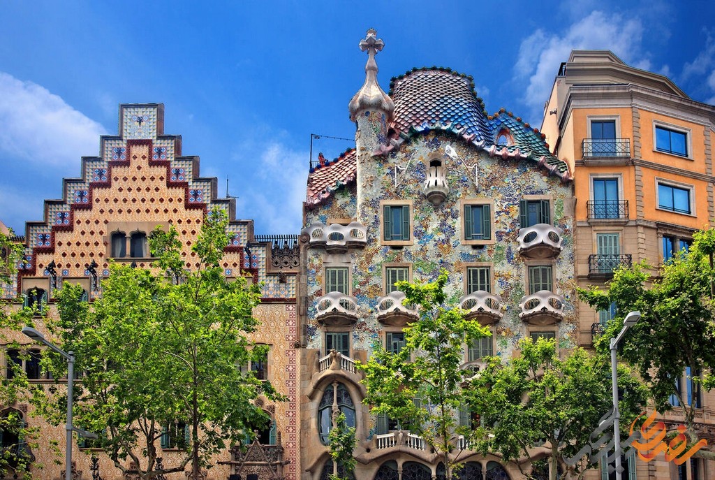 کازا باتیو یکی از زیباترین ساختمان‌ و دیدنی های بارسلونا است که بازدید از آن را به هر گردشگری توصیه می‌کنیم. 