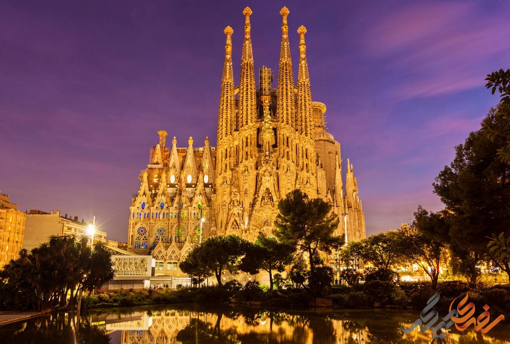 کلیسای ساگراد فامیلیا در بارسلونا. این بنای باشکوه که توسط آنتونی گائودی، معمار مشهور کاتالان، طراحی شده است، 