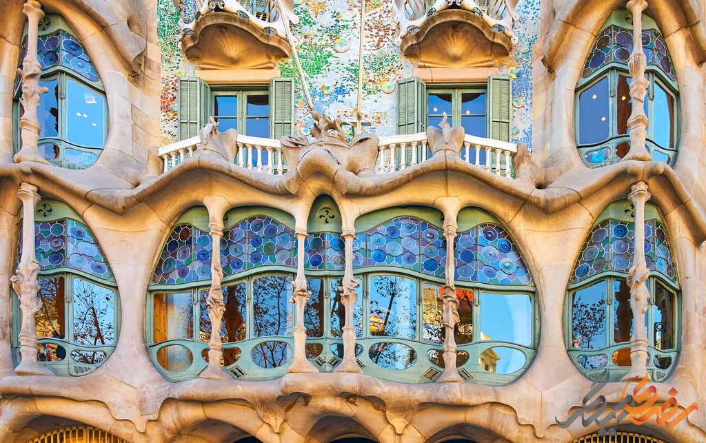 یکی از جاذبه‌های بی‌نظیر شهر بارسلونا که توسط معمار معروف اسپانیایی، آنتونی گائودی طراحی شده است، این بنا با معماری خیره‌کننده و پر از جزئیات دقیق خود، می‌تواند هر بیننده‌ای را به وجد آورد.