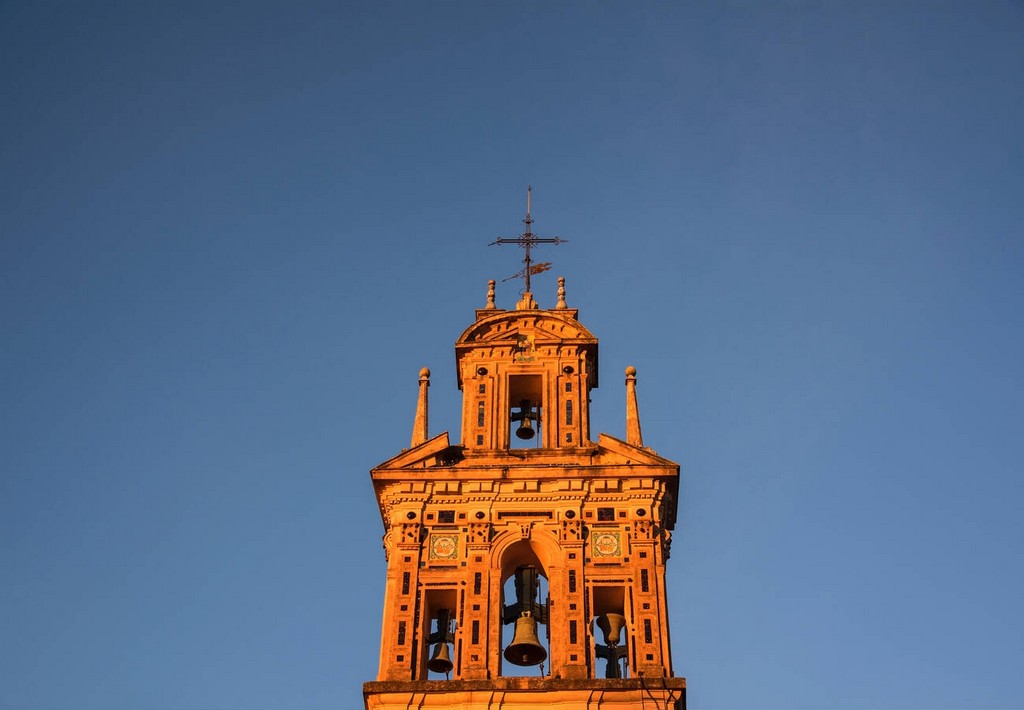 صومعه سانتا پائولا نه تنها از نظر تاریخی و معماری اهمیت دارد، بلکه به دلیل نقشی که در زندگی مذهبی و فرهنگی شهر سویل دارد، از اهمیت ویژه‌ای برخوردار است.