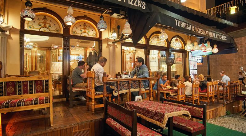 هتل بست وسترن امپایر پالاس استانبول یکی از معتبرترین و لوکس‌ترین هتل‌های استانبول است که در قلب تاریخی این شهر قرار گرفته است. این هتل چهار ستاره با طراحی معماری اورانگیری و مجموعه‌ای از امکانات و خدمات برجسته، میزبان مسافرانی است که به دنبال تجربه‌ای متفاوت و خاطره‌انگیز هستند.