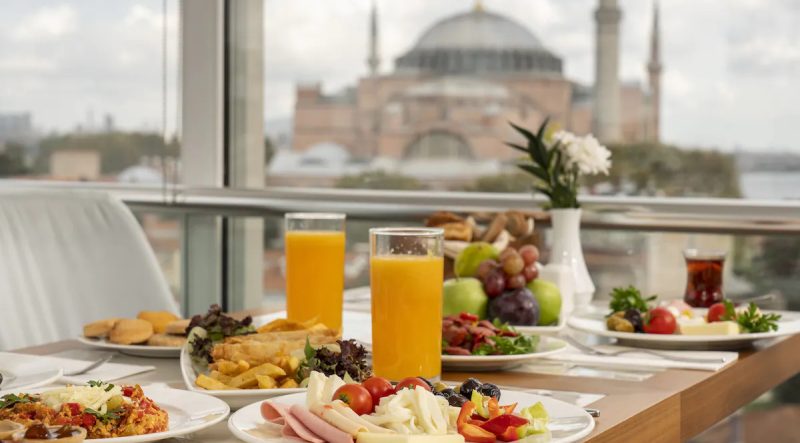 هتل آدامار استانبول یکی از هتل‌ چهار ستاره‌ی معروف و کلاسیک هتل های استانبول است که در قلب این شهر تاریخی و زیبا واقع شده است. این هتل با معماری کلاسیک و مدرن خود، یکی از بهترین گزینه‌ها برای اقامت در این شهر است. از ویژگی‌های بارز این هتل می‌توان به نزدیکی به جاذبه‌های گردشگری مانند کاخ توپکاپی، موزه‌ی آیاصوفیه و مسجد سلطان احمد اشاره کرد.