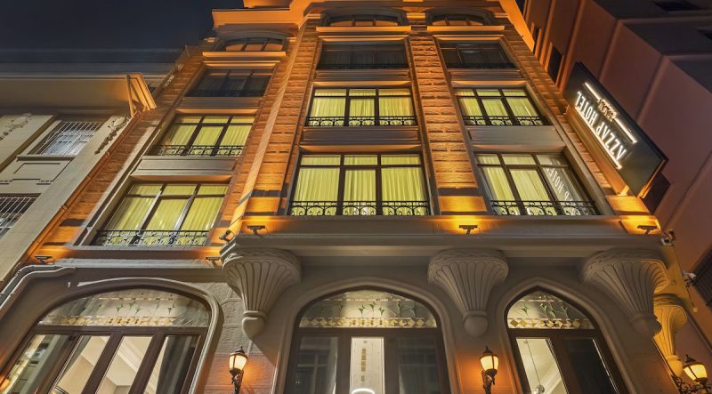 هتل آزاپ گالاتا استانبول یکی از معروف ترین و مجلل ترین هتل‌های استانبول است که در محله تاریخی گالاتا واقع شده است. این هتل با دکوراسیونی مدرن و شیک، فضایی دنج و راحت را برای مهمانان خود فراهم می‌کند. هتل آزاپ گالاتا با امکاناتی کامل و پرسنلی مجرب، اقامتی به یادماندنی را برای شما به ارمغان می‌آورد.