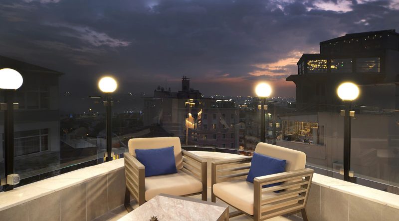 هتل آپریلیز دلوکس استانبول یکی از لوکس و مدرن ترین هتل‌های استانبول است. این هتل با ارائه خدمات استثنایی و امکانات فراوان، تجربه‌ای به یاد ماندنی را برای مسافران خود فراهم می‌کند. با قرار گرفتن در مرکز شهر، هتل آپریلیز دلوکس استانبول دسترسی آسان به جاذبه‌های گردشگری و مراکز خرید را فراهم می‌کند. این هتل با دکوراسیون شیک و مدرن خود، فضایی دلنشین و راحت را برای اقامت مسافران ایجاد کرده است.
