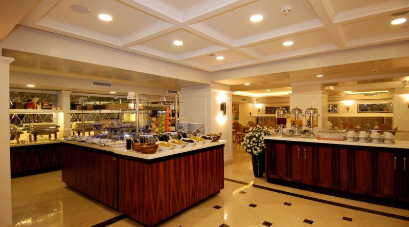 هتل دوسو دوسی داون تاون استانبول، یکی از هتل‌های استانبول که مدرن و شیک این شهر تاریخی است که با معماری مدرن و امکانات بی‌نظیر خود، میهمانان خود را به تجربه‌ای فراموش‌نشدنی دعوت می‌کند. این هتل که در مرکز شهر واقع شده است، به راحتی به مکان‌های دیدنی و گردشگری دسترسی دارد و همزمان با آرامش و زیبایی خاص خود، می‌تواند به عنوان یک پایگاه ایده‌آل برای کاوش در شهر استانبول محسوب شود.
