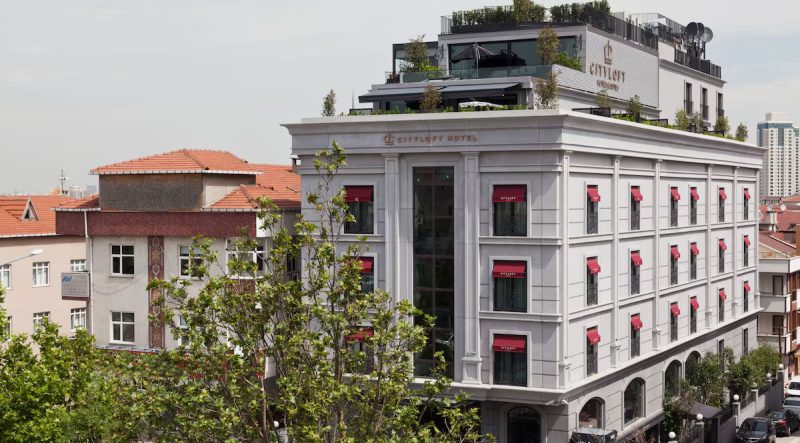 هتل سیتی لافت 81 استانبول یک هتل مدرن و زیبا در هتل های استانبول است. این هتل دارای امکانات بسیار خوبی است و برای مسافرانی که به دنبال اقامتی راحت و لوکس هستند، گزینه مناسبی می‌باشد. هتل سیتی لافت 81 استانبول با دکوراسیون مدرن و شیک خود، تجربه ای فراموش نشدنی را برای مهمانان خود به ارمغان می‌آورد.