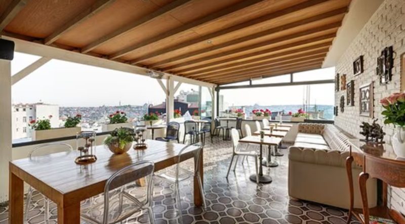 هتل گالاتا انتیک استانبول یکی از هتل‌های استانبول است که با تاریخچه‌ای غنی و معماری کلاسیک، میزبان گردشگران با سلیقه‌های مختلف است.