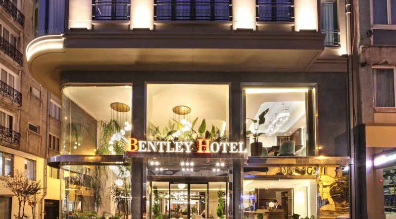 هتل بنتلی بوسفورس استانبول، با معماری مدرن و دکوراسیون شیک، به عنوان یکی از پرطرفدارترین هتل‌های استانبول شناخته می‌شود. این هتل با داشتن چشم‌اندازهای خیره‌کننده‌ی تنگه بوسفورس و شهر استانبول، تجربه اقامتی فراموش‌نشدنی را برای مهمانان خود به ارمغان می‌آورد.