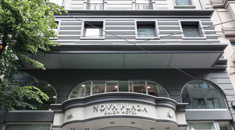 هتل نوا پلازا اوریون استانبول ، یکی از هتل‌های استانبول است که با امکاناتی منحصر به فرد و خدمات بی‌نظیر خود توانسته است جایگاه ویژه‌ای را در میان گردشگران و مسافران بدست آورد. این هتل با دکوراسیونی شیک و زیبا و اتاق‌هایی مجهز، انتخابی عالی برای اقامت در شهر زیبای استانبول به شمار می‌آید