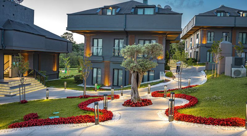 هتل منالو پریمیوم ایرپورت استانبول یکی از هتل‌های استانبول است که فاصله کمی با فرودگاه بین‌المللی استانبول دارد. این هتل لوکس و شیک با امکاناتی استثنایی و خدمات درجه یک میزبان مسافرانی است که به دنبال تجربه‌ای متفاوت و لذت‌بخش در استانبول هستند. این هتل با طراحی زیبا و معماری مدرن، محیطی دلنشین و آرامش‌بخشی را برای میهمانان فراهم می‌کند.