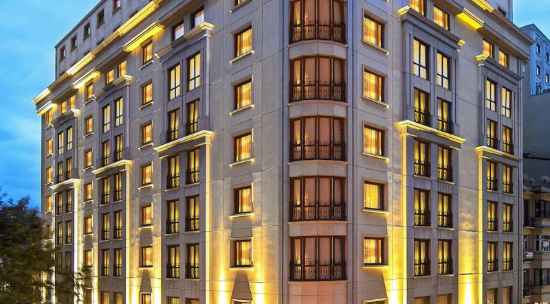 هتل آرتس استانبول یکی از لوکس ترین هتل های استانبول است. این هتل با معماری مدرن و زیبا و با تجهیزات پیشرفته و خدمات باکیفیت، محلی مناسب برای اقامت توریست ها و مسافران تجاری است. هتل آرتس با دکوراسیون داخلی شیک و امکانات رفاهی بالا، اقامت راحت و آسوده را برای مهمانان خود فراهم می کند.