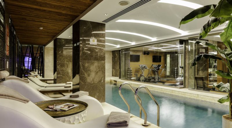 هتل لونی، یکی از معروف‌ترین و پنج ستاره هتل‌های استانبول است که با معماری مدرن و امکانات لوکس ، تجربه‌ای به یادماندنی از اقامت را برای مسافران فراهم می‌کند. این هتل که در منطقه تاریخی و توریستی استانبول واقع شده، دارای اتاق‌های بسیار زیبا با طراحی خاص و مجهز به امکانات پیشرفته می‌باشد. از ویژگی‌های قابل توجه لونی هتل اند اسپا استانبول ، ارائه خدمات اسپا و ماساژ با کیفیت بالا است که با استفاده از برترین محصولات آرایشی و بهداشتی به مهمانان ارائه می‌شود.