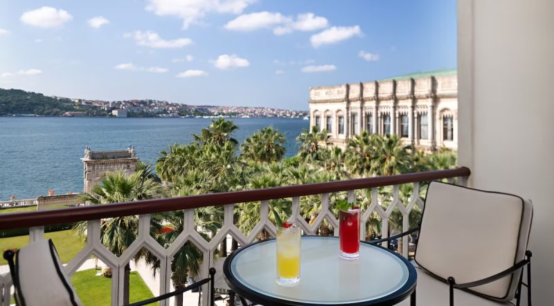 هتل چیراگان پالاس کمپینسکی استانبول یکی از مجلل‌ترین و لوکس‌ترین هتل های دنیا می‌باشد که می‌تواند تجربه اقامت با شکوه و به یادماندنی را برای میهمانان خود فراهم کند. اتاق های هتل همگی با امکانات کامل و دکوراسیونی شیک و مدرن تزئین شده‌اند