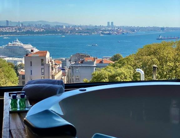 هتل رینگ استون بسفروس استانبول یکی از معتبرترین و مجلل‌ترین هتل‌های استانبول است که در منطقه تاریخی و فرهنگی شهر واقع شده است.