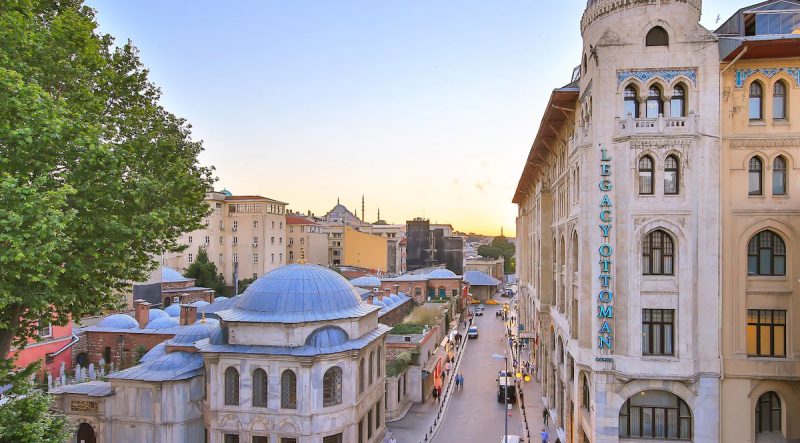 هتل لجیسی اتومان استانبول یکی از هتل‌های استانبول است که با طراحی منحصر به فرد و فضای لوکس خود توانسته است مهمانان بسیاری را به سوی خود جلب کند. این هتل با معماری عثمانی و دکوراسیون داخلی مدرن، تلفیقی از سنت و مدرنیته را به نمایش می‌گذارد. هتل لجیسی اتومان در قلب شهر استانبول واقع شده و دسترسی آسان به جاذبه‌های گردشگری این شهر را فراهم می‌کند.