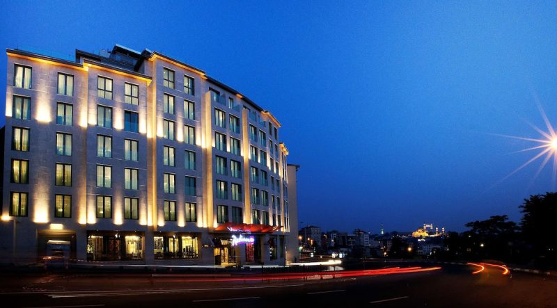 هتل رادیسون بلو پرا استانبول با معماری معاصر و طراحی مدرن به‌عنوان یکی از لوکس‌ترین هتل‌های استانبول شناخته‌ می‌شود. این هتل پنج ستاره، با محیطی آرام و راحت و اتاق‌هایی با دکوراسیون شیک، به گردشگران امکان تجربه‌ای به یادماندنی را می‌دهد. هتل رادیسون بلو پرا استانبول برای گردشگرانی که به دنبال هتلی با استانداردهای بین‌المللی هستند، گزینه‌ای بی‌نظیر است.