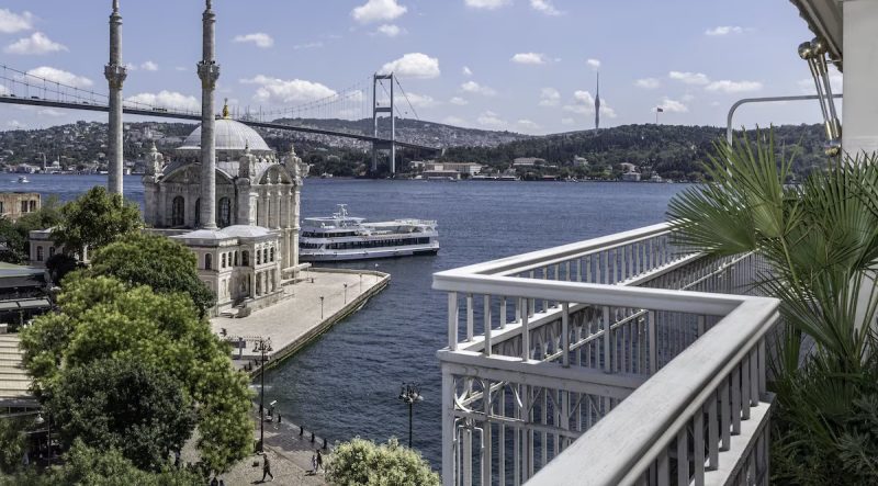 هتل د استی بسفروس استانبول یکی از لوکس ترین و پنج ستاره هتل‌های استانبول است. این هتل با طراحی مدرن و جذاب، میزبان گردشگرانی است که به دنبال تجربه‌ای خاص و متفاوت در سفر به این شهر تاریخی هستند. هتل د استی بسفروس با ارائه خدمات عالی و امکانات رفاهی کامل، توانسته است جایگاه ویژه‌ای در میان مسافران به دست آورد.