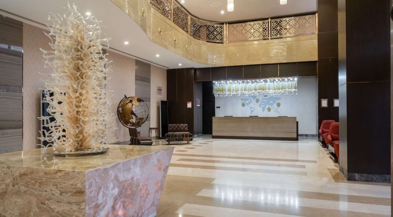 هتل کلاریون محمود بی استانبول یکی از بهترین و مناسب ترین هتل های استانبول است که با فاصله ای کم از مکان های توریستی و تاریخی شهر قرار گرفته است. این هتل با سرویس دهی عالی و امکانات مدرن، اقامتی راحت و دلپذیر را برای میهمانان خود فراهم می‌کند. همچنین با معماری زیبا و طراحی داخلی اروپایی، جذابیت خاصی به خود اختصاص داده است.