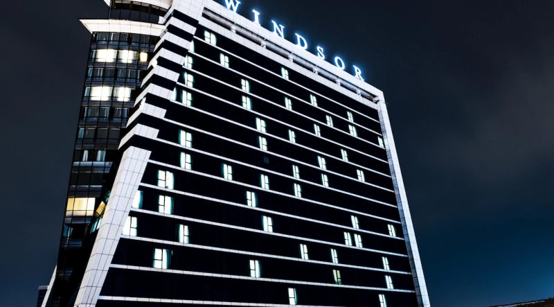 هتل ویندزور اند کانونشن سنتر استانبول یکی از لوکس و مجلل در قلب شهر هتل‌های استانبول محسوب می‌شود. این هتل به دلیل مجموعه امکانات بی‌نظیر و خدمات عالی که ارائه می‌دهد، محبوبیت فراوانی در میان گردشگران و مسافران دارد.