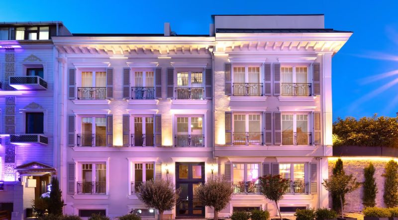 هتل مولا استانبول یکی از مجلل ترین هتل‌های استانبول است که با استفاده از معماری مدرن و زیبا، محیطی آرام و دلنشین را برای میهمانان خود فراهم کرده است. این هتل با توجه به موقعیت مکانی عالی و دسترسی آسان به مراکز خرید، تفریحی و گردشگری، انتخابی مناسب برای مسافرانی است که به دنبال تجربه‌ای خاطره‌انگیز و متفاوت هستند.