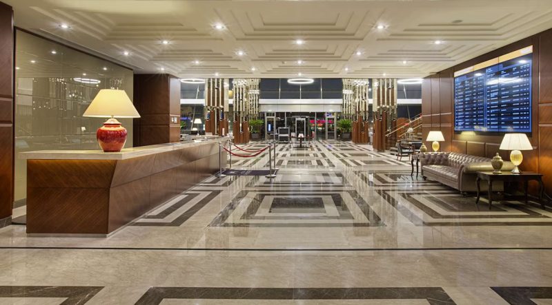 هتل دابل تری بای هیلتون آوجیلار استانبول یکی از هتل‌های برجسته و لوکس استانبول است که در منطقه آوجیلار واقع شده است. این هتل با داشتن اتاق‌هایی مدرن و لوکس به همراه امکاناتی فراوان و کامل، تجربه‌ای خاص و به یادماندنی را برای مهمانان خود فراهم می‌آورد. دکور داخلی هتل به شیوه‌ای خاص و مدرن طراحی شده و فضایی زیبا و دلنشین را برای استراحت و آرامش ایجاد کرده است.