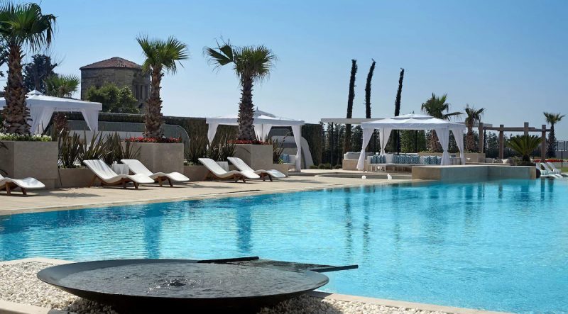 هتل حیات ریجنسی استانبول آتاکوی یکی از بهترین هتل های استانبول است. این هتل مجلل و باشکوه در منطقه آتاکوی واقع شده است که به دلیل نزدیکی به فرودگاه آتاتورک و دسترسی آسان به مراکز خرید و تفریحی معروف است. هتل حیات ریجنسی با دکوراسیونی مدرن و چشم اندازی دیدنی از دریای مرمره، مکانی مناسب برای مسافرانی است که به دنبال اقامتی راحت و لوکس هستند.
