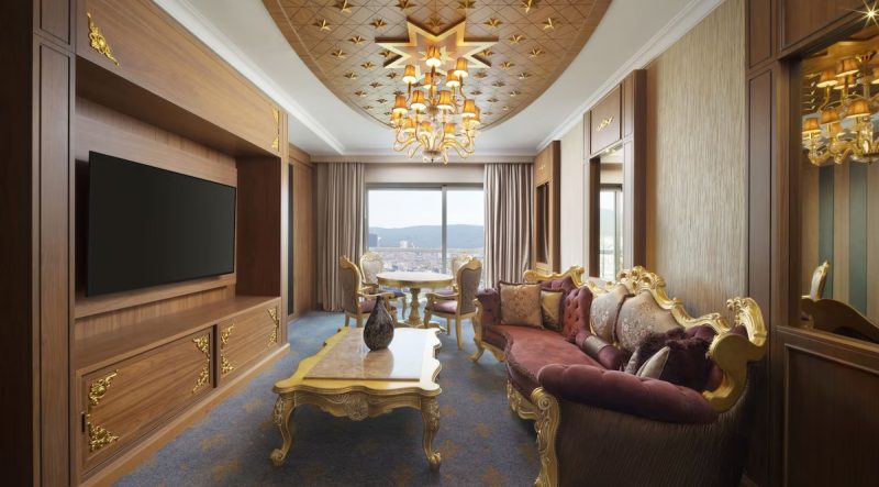 هتل سلکتوم استانبول یکی از لوکس ترین هتل‌های استانبول است که در منطقه‌ی تاریخی سلطان احمد واقع شده است. این هتل با طراحی مدرن و امکانات بی‌نظیرش، میزبان مسافرانی است که به دنبال اقامتی راحت و لوکس در قلب شهر استانبول هستند.
