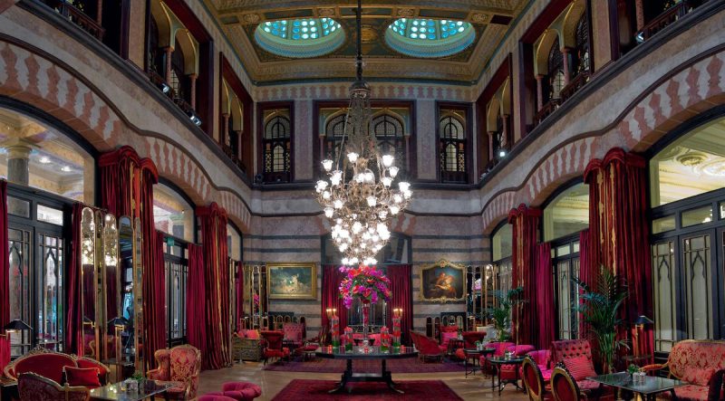 هتل پرا پالاس استانبول یکی از معروف ترین در شهر هتل های استانبول است. این هتل با ساختمانی مجلل و زیبا، یکی از بهترین انتخاب ها برای اقامت در این شهر تاریخی و زیبا است.