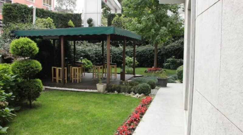 هتل آگااوغلو مای سیتی  یکی از هتل چهار ستاره هتل‌های استانبول است که با ارائه خدمات و امکانات با کیفیت بالا، پذیرای میهمانان از سراسر جهان می‌باشد.