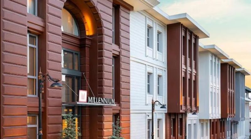 هتل میلنیوم استانبول گلدن هورن یکی از معروف‌ترین هتل‌های استانبول می‌باشد که با تجهیزات و امکانات مدرن و پیشرفته خود توجه بسیاری از گردشگران را به خود جلب کرده است. این هتل در منطقه‌ای تاریخی واقع شده و دارای چشم‌اندازهای زیبایی از تنگه بوسفور و دریای مرمره است. هتل میلنیوم استانبول گلدن هورن با ارائه خدمات عالی و کیفیت برتر، سفری لوکس و خاطره‌انگیز را برای مسافران فراهم می‌کند.