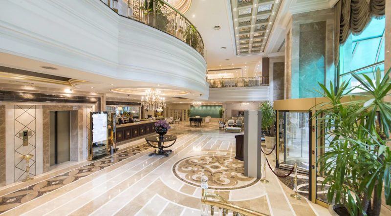 هتل الیت ورد گرند باسین اکسپرس یکی از بهترین هتل‌های استانبول است که با ارائه خدمات عالی و امکانات مدرن، تجربه‌ای فراموش‌ناشدنی را برای میهمانان خود فراهم می‌آورد. این هتل با معماری مدرن و طراحی داخلی شیک، فضایی راحت و آرامش‌بخش را برای مسافران فراهم می‌کند.