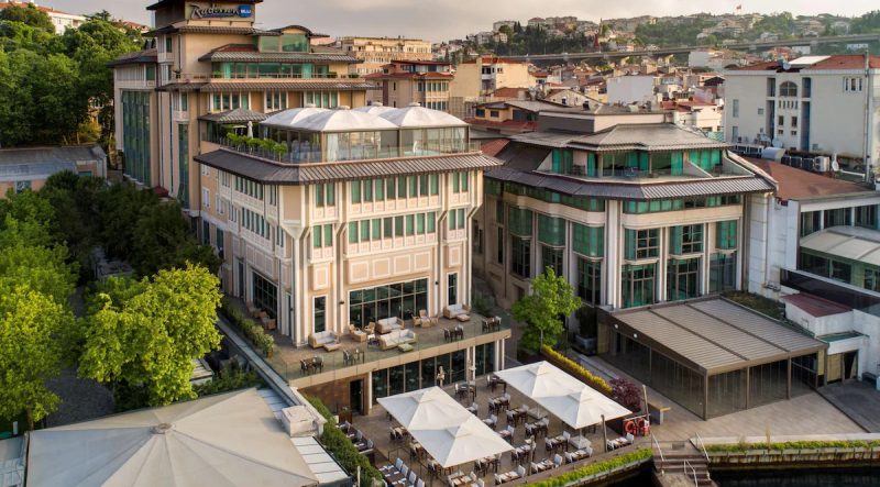 هتل رادیسون بلو بسفروس استانبول، با دکوراسیونی شیک و مدرن، دارای امکانات رفاهی بسیار متنوعی هستند. اتاق ها در اندازه های مختلف از جمله اتاق استاندارد، اتاق های سوپریور، اتاق های دلوکس و سوئیت های مجلل ارائه می شوند.