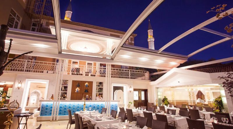اوتامن هتل امپریال استانبول یکی از معروف ترین و باشکوه ترین هتل های استانبول می باشد که با طراحی معماری اوتامن و دکوراسیون داخلی لوکس، میزبان مسافرانی است که به دنبال تجربه ای منحصر به فرد و با کیفیت هستند. هتل امپریال با ارائه خدمات بی نظیر و کادری مجرب، توانسته است جایگاه خود را به عنوان یکی از بهترین هتل های شهر تثبیت کند.
