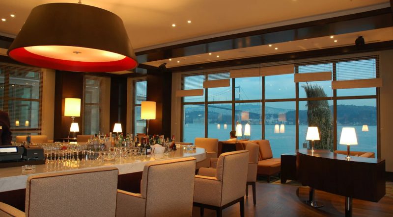 هتل رادیسون بلو بسفورس استانبول، یکی از بهترین هتل‌های استانبول است. هتل رادیسون بلو بسفورس با معماری مدرن و طراحی داخلی شیک، مکانی ایده‌آل برای اقامت در شهر استانبول است. این هتل از مجموعه هتل‌های بین‌المللی رادیسون بلو می‌باشد و خدماتی با کیفیت بالا به میهمانان خود ارائه می‌دهد.