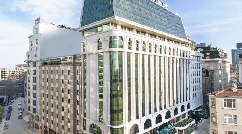 هتل الیت ورد کامفی استانبول تکسیم یکی از لوکس ترین هتل های استانبول است که در نزدیکی میدان تکسیم قرار دارد و به مسافران خدماتی در سطح بین‌المللی عرضه می‌کند. این هتل با طراحی داخلی زیبا و مدرن، همراه با امکانات رفاهی کامل، فضایی دنج و امن را برای اقامت ایجاد می‌کند.