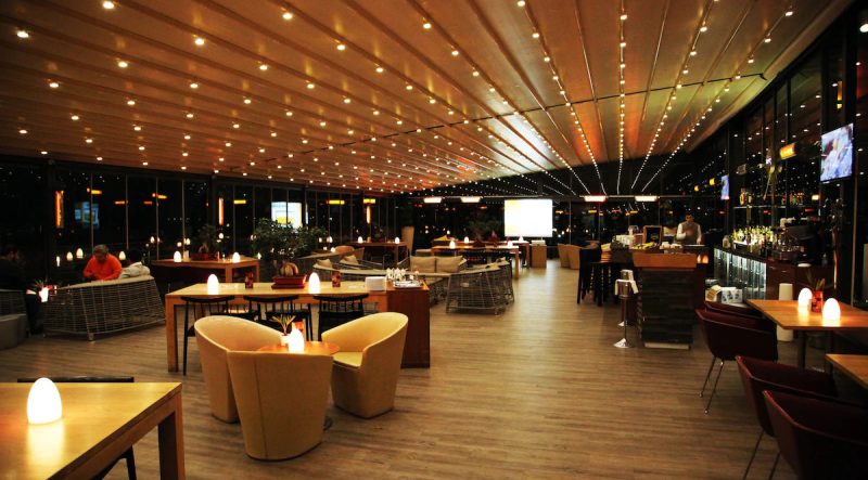 هتل شرایتون آتاکو استانبول، یکی از برترین هتل‌های استانبول است که با خدمات با کیفیت و امکانات فوق‌العاده خود، توانسته است مهمان‌هایی از سراسر جهان را به خود جذب کند. این هتل در سال ۲۰۱۴ افتتاح شده و دارای ۲۸۰ اتاق می‌باشد که هر کدام با دیزاین مدرن و شیک، نظر هر بیننده‌ای را به خود جلب می‌کند.
